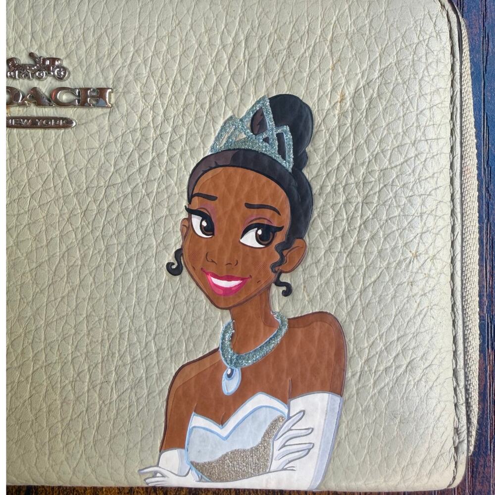 Coach x Disney Princess Tiana Wallet, Limited Edition - Picture 3 of 9